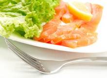Жирная рыба относится к рекомендованным продуктам на диете при артрозе